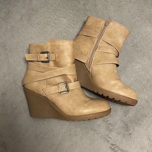 Light brown/tan heel boots from Romea